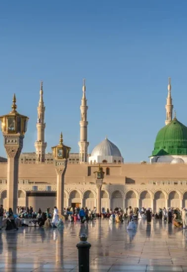 depositphotos_148505185-stock-photo-muslims-gathered-for-worship-nabawi